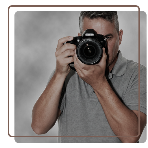 MO haciendo una foto mirando a camara