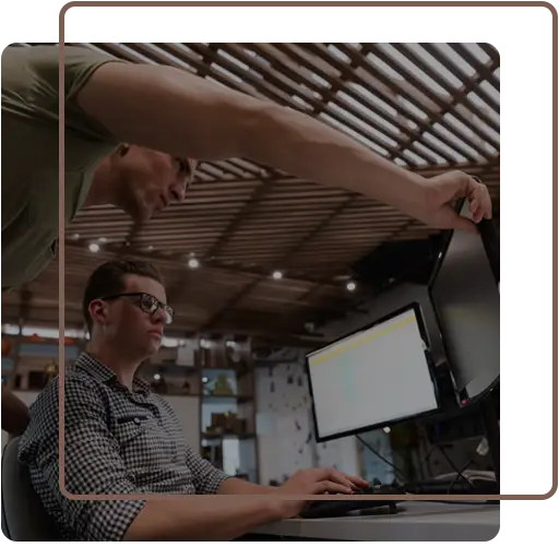 2 ingenieros trabajando frente a un ordenador